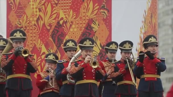 Saint petersburg, russland - 27. oktober 2013: olympischer fackellauf in Saint petersburg. Blaskapelle und Kinderchor treten auf. — Stockvideo