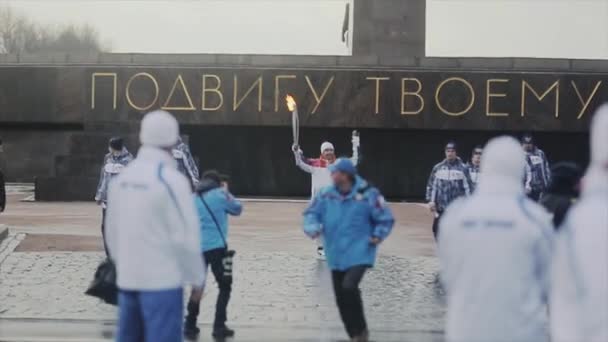 Saint petersburg, russland - 27. oktober 2013: staffellauf Sotschi olympische flamme in Saint petersburg im oktober. Laufender Fackelträger. Konvoi — Stockvideo