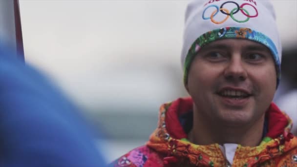 SAN PETERSBURGO, RUSSIA - 27 OTTOBRE 2013: Corsa a staffetta Fiamma olimpica a San Pietroburgo. Ritratto di torcia maschile rilasciare intervista. Emozioni — Video Stock