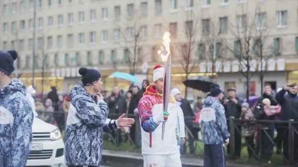 SAN PETERSBURGO, RUSSIA - 27 OTTOBRE 2013: Torcia olimpica Sochi a San Pietroburgo. Torcia maschio iniziare a correre con la fiamma. Sorridi — Video Stock