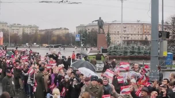 Sankt Petersburg, Ryssland-27 oktober 2013: folkmassan våg röda flaggor, händer i kameran, leende. Kameran inuti kör bussen. Hösten — Stockvideo