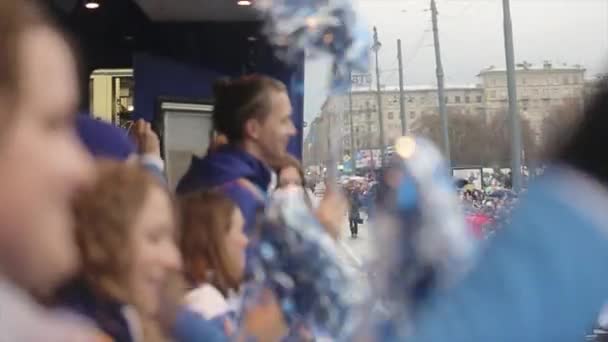 Saint petersburg, russland - 27. oktober 2013: freiwillige helfer lächeln und schütteln pom pom im bus. Staffellauf der olympischen Flamme von Sotschi in St. Petersburg — Stockvideo