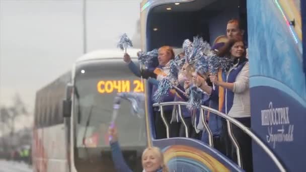 SAN PETERSBURG, RUSIA - 27 DE OCTUBRE DE 2013: Voluntario sacudir pompón de autobús, caminar por la carretera. Carrera de relevos de la llama olímpica de Sochi en San Petersburgo — Vídeos de Stock