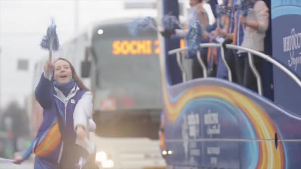 상트페테르부르크, 러시아 - 2013년 10월 27일: 젊은 자원봉사자들이 폼폼을 흔들고 도로에서 춤을 추고 있다. 상트페테르부르크 소치 올림픽 성화의 릴레이 레이스 — 비디오