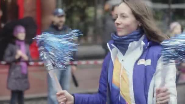 SAN PETERSBURG, RUSIA - 27 DE OCTUBRE DE 2013: Voluntarios caminantes sacuden el pompón azul en la carretera. Carrera de relevos de la llama olímpica de Sochi en San Petersburgo — Vídeo de stock