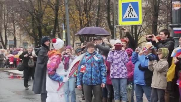 Saint Petersburg, Rusya - 27 Ekim 2013: Yolda meşale taşıyıcısı hazırlayın. Kalabalık insanlar. St. Petersburg'da Soçi Olimpiyat meşalesi bayrak yarışı — Stok video