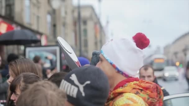 俄罗斯圣彼得堡 - 2013年10月27日：人们与火炬手合影。索契奥运圣火在圣彼得堡的接力赛 — 图库视频影像