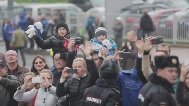 SAN PETERSBURG, RUSIA - 27 DE OCTUBRE DE 2013: Mucha gente sonríe. Los niños saludan a osos olímpicos. Carrera de relevos de la llama olímpica de Sochi en San Petersburgo — Vídeos de Stock