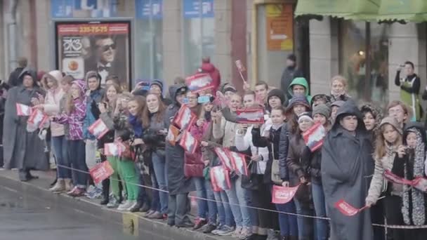 SAINT PETERSBURG, RUSSIA - 27 OTTOBRE 2013: Una folla di giovani sventola bandiere rosse, mani in macchina, sorride. Telecamera dentro l'autobus. Autunno — Video Stock