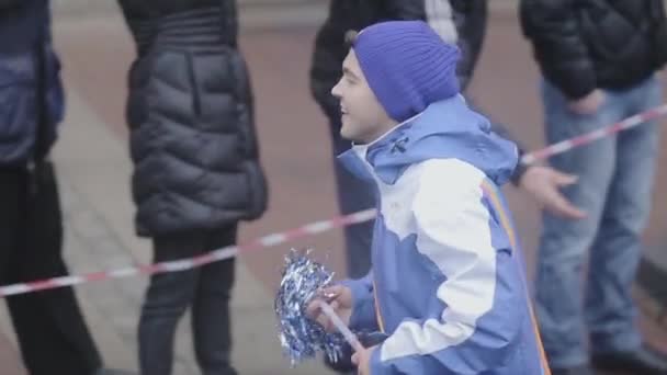 SAINT PETERSBURG, RUSSIA - OCTOBER 27, 2013: Running boy volunteer give pom pom little boy. Relay race of Sochi Olympic flame in Saint Petersburg — 图库视频影像