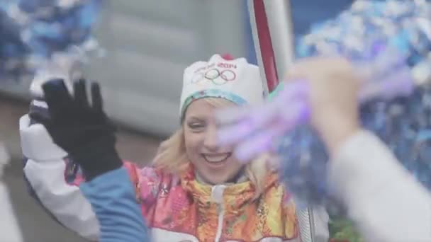 SAN PETERSBURG, RUSIA - 27 DE OCTUBRE DE 2013: Las personas en autobús dan cinco a portador de la antorcha feliz. Carrera de relevos de la llama olímpica de Sochi en San Petersburgo — Vídeos de Stock