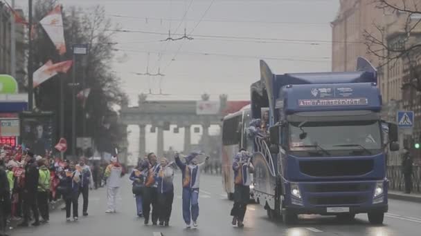 SAINT PETERSBURG, RÚSSIA - OUTUBRO 27, 2013: Cortejo de ônibus caminhada voluntários com pom pom. Corrida de revezamento de Sochi chama olímpica em São Petersburgo — Vídeo de Stock