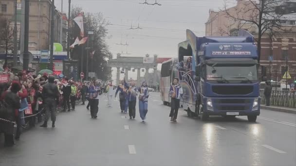SAINT PETERSBURG, RUSSIA - OCTOBER 27, 2013: Cortege from bus walk volunteers wave pom pom. Relay race of Sochi Olympic flame in Saint Petersburg — Stock Video