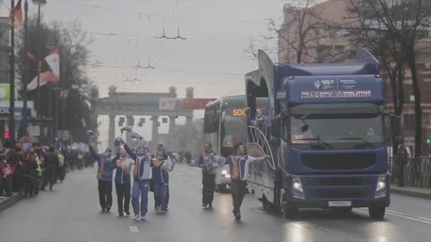 St. petersburg, russland - 27. oktober 2013: freiwillige wanderer winken mit pom pom. Bus. Staffellauf der olympischen Flamme von Sotschi in St. Petersburg — Stockvideo