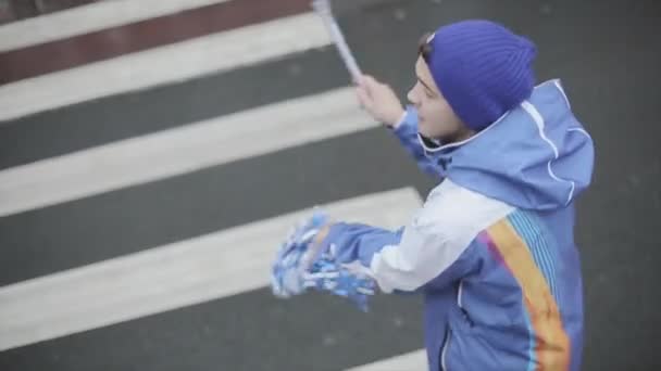 Saint petersburg, russland - 27. oktober 2013: freistiltanz eines laufjungen mit pom pom. Staffellauf der olympischen Flamme von Sotschi in St. Petersburg — Stockvideo