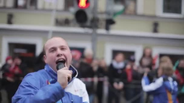 Petrohrad, Rusko-27. října 2013: mladí chlapci skáčou, chodí s mikrofonem. V Petrohradě se rozjížďka olympijského ohně Sochi — Stock video