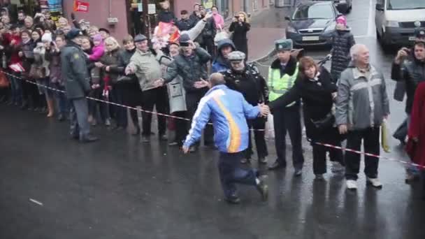 Αγία Πετρούπολη, Ρωσία-27 Οκτωβρίου 2013: ο υποψήφιος εθελοντής δίνει πέντε στους ανθρώπους στο δρόμο. Αγώνας ρελέ της Ολυμπιακής φλόγας του Σότσι στην Αγία Πετρούπολη — Αρχείο Βίντεο