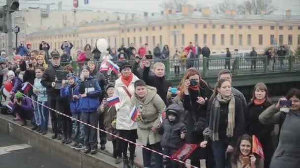 СЕНТ-ПЕТЕРСБУРГ (РОССИЯ) - 27 октября 2013 года. У людей в руках российские флаги, воздушные шары. Камера внутри автобуса. Осень — стоковое видео