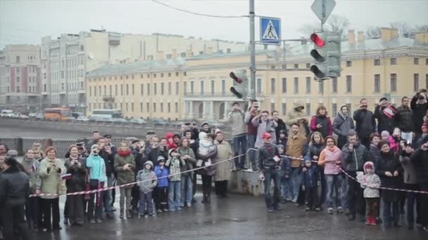 Sankt Petersburg, Rosja-27 października 2013: zatłoczona ulica nad rzeką. Ludzie fala ręce, flagi w aparacie. Aparat wewnątrz autobusu jazdy. — Wideo stockowe