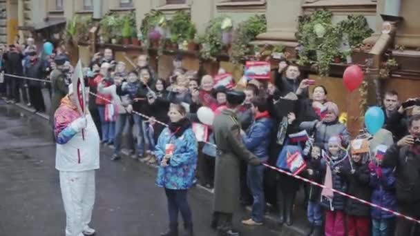 SAINT PETERSBURG, RÚSSIA - OUTUBRO 27, 2013: Passagem de ônibus de condução esperando portador de tochas. Gente. Corrida de revezamento de Sochi chama olímpica em São Petersburgo — Vídeo de Stock