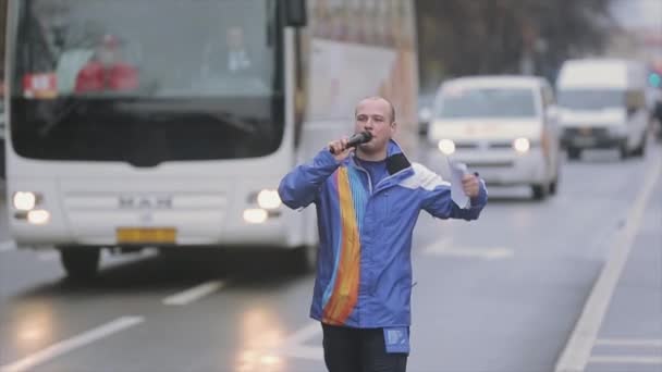 SAINT PETERSBURG, RUSSIA - OCTOBER 27, 2013: Young boy walk, sing in microphone. Bus. Relay race of Sochi Olympic flame in Saint Petersburg — Stok video