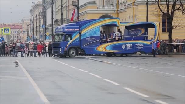 SAINT PETERSBURG, RUSSIA - OCTOBER 27, 2013: Volunteers bus with dancing young people. Relay race of Sochi Olympic flame in Saint Petersburg — Wideo stockowe