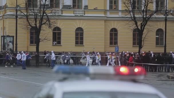 SAN PETERSBURG, RUSIA - 27 DE OCTUBRE DE 2013: Carrera de relevos Llama olímpica en San Petersburgo en octubre. cortejo olímpico. Equipo de portadores de antorchas . — Vídeos de Stock