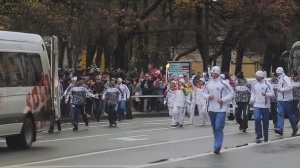 SAINT PETERSBURG, RUSSIA - OCTOBER 27, 2013: Relay race Olympic flame in Saint Petersburg in October. Running team of torchbearers. Convoy. Guard — Stockvideo