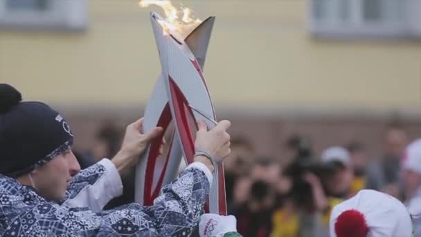 SAN PETERSBURG, RUSIA - 27 DE OCTUBRE DE 2013: Carrera de relevos Sochi Antorcha olímpica en San Petersburgo. Dos antorchas encendidas juntas. Momento de llama de paso — Vídeos de Stock