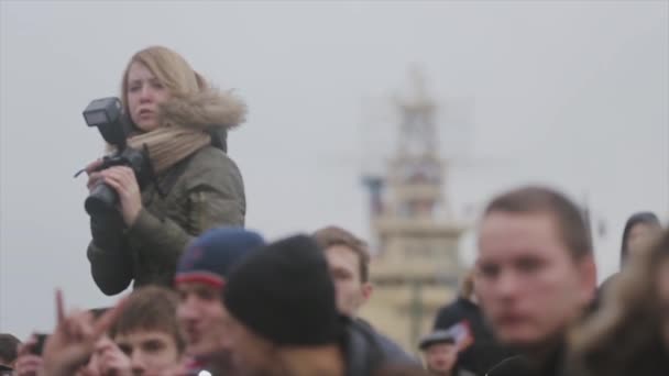 Saint petersburg, russland - 27. oktober 2013: viele menschen bleiben auf der straße. Mädchen mit Kamera sitzen auf Schultern. Fotografen. Schiff im Hintergrund — Stockvideo
