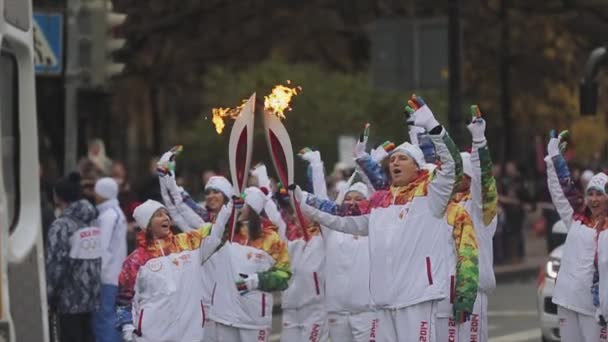 Petrohrad, Rusko-27. října 2013: závod ve společnosti Sochi olympijská pochodeň v Petrohradě. Tým těch, kteří mají na krku vlnění. Procházející plamen