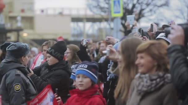 SAINT PETERSBURG, RUSSIE - 27 OCTOBRE 2013 : De nombreux caméramans, opérateurs tournent dans la rue. Les gens saluent les mains. Des photographes. Événement. Auditoire — Video
