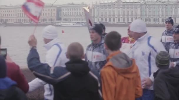 俄罗斯圣彼得堡 - 2013年10月27日：10月在圣彼得堡传递奥运圣火。在海滨跑火炬手。人 — 图库视频影像