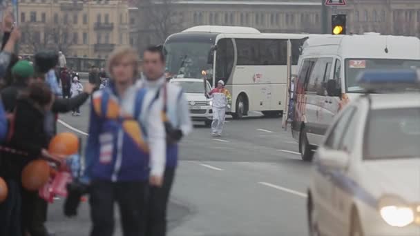 Saint petersburg, russland - 27. oktober 2013: staffellauf olympische flamme in Saint petersburg im oktober. Laufende Fackelträger sind willkommen. Cortege — Stockvideo