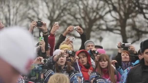 SAINT PETERSBURG, RUSSIA - 27 OTTOBRE 2013: Molte persone scattano sulla macchina fotografica, scuotono i pon pon. Fotografi. Evento sportivo. Pubblico. Ufficiale di polizia — Video Stock
