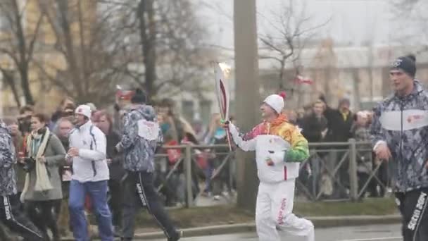 Sint-Petersburg, Rusland-27 oktober 2013: estafette race Olympisch vlam in Sint-Petersburg in oktober. Het runnen van Plushenko met toorts. Vinger omhoog — Stockvideo