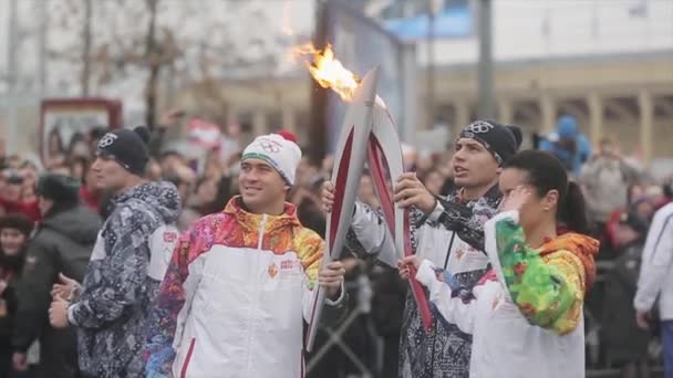 SAN PETERSBURG, RUSIA - 27 DE OCTUBRE DE 2013: Carrera de relevos Llama olímpica en San Petersburgo en octubre. Kandelaki pasa la llama Kerzhakov. Manos de ola — Vídeos de Stock