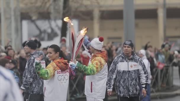 Szentpétervár, Oroszország-október 27, 2013: váltó verseny olimpiai lángot Szentpéterváron októberben. Kandelaki pass láng Kerzhakov. Emberek — Stock videók