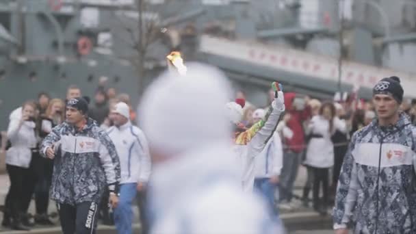 SAINT PETERSBURG, RÚSSIA - 27 de outubro de 2013: Corrida de revezamento Chama olímpica em São Petersburgo, em outubro. Jovem portador de tochas caminhe com chama . — Vídeo de Stock