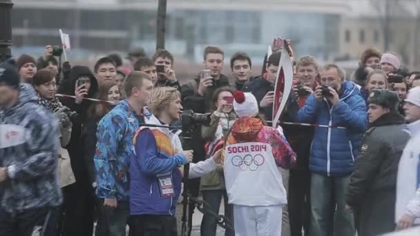 SAN PETERSBURG, RUSIA - 27 DE OCTUBRE DE 2013: Carrera de relevos Llama olímpica en San Petersburgo en octubre. Joven portador de la antorcha después de ejecutar dar entrevista — Vídeo de stock