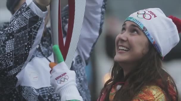 SAN PETERSBURG, RUSIA - 27 DE OCTUBRE DE 2013: Carrera de relevos Llama olímpica en San Petersburgo. El portador de la antorcha comparte emociones después de correr. Entrevista — Vídeos de Stock