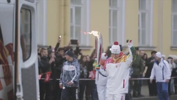 SAINT PETERSBURG, RUSSIA - OCTOBER 27, 2013: Relay race Olympic flame in Saint Petersburg in October. Running torchbearer welcome audience — Stock videók