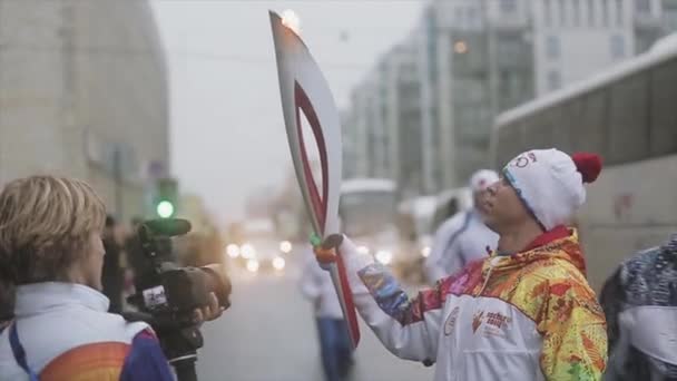 SAINT PETERSBURG, RUSSIA - OCTOBER 27, 2013: Relay race Olympic flame in Saint Petersburg. Torchbearer after run. Extinguished flame. Interview — ストック動画