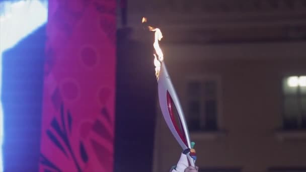 Petrohrad, Rusko-27. října 2013: závody v Petrohradě olympijský plamen. Egorova a Poltavčenko zapálíme olympijskou mísu — Stock video
