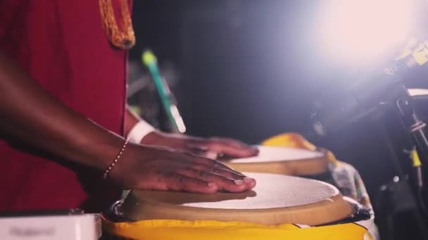 Homem africano toca bongo na festa nocturna ao ar livre. Entretenimento. Mãos aceleradas batendo ritmo . — Vídeo de Stock