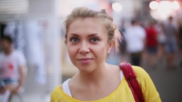 Joven rubia linda mujer en camisa amarilla sonriendo en cámara. Noche de verano. Atractivo. Retrato — Vídeos de Stock