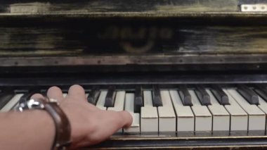 Her iki eliyle piyano üzerinde hızlı melodi adam. Müzisyen. Yetenek. Siyah ve beyaz tuşlar.