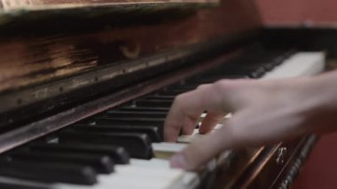Adam tarafından bir yandan piyano üzerinde melodi. Müzisyen. Yetenek. Şarkı. Siyah ve beyaz tuşlar.