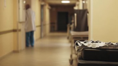 Görünüm annelik hastane koridorunda. Hemşire ve doktorlar tıbbi üniformalı. Hamile ev. İnsanlar