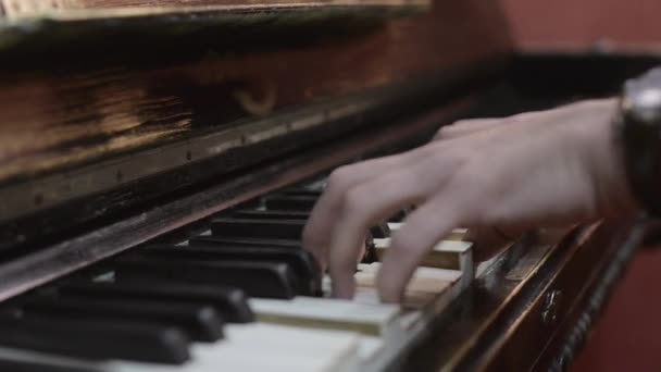 Uomo che suona la melodia al pianoforte con entrambe le mani. Musicista professionista. Talento. Chiavi in bianco e nero . — Video Stock